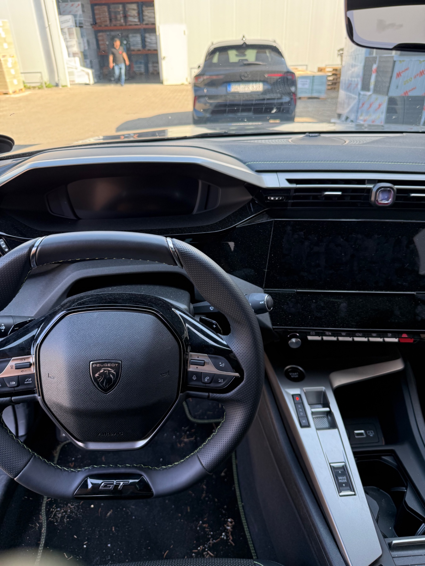 Cockpit & Armaturenbrett: Cockpit, Lenkrad und Armaturenbrett vor der Reinigung